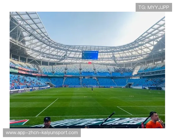 冠军球队球员参与公益拍卖筹款支持基层体育设施，冠军球场